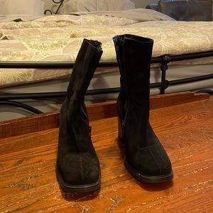 La canadienne ankle zip suede waterproof boots.  Size 6.5 Gently worn. No stains